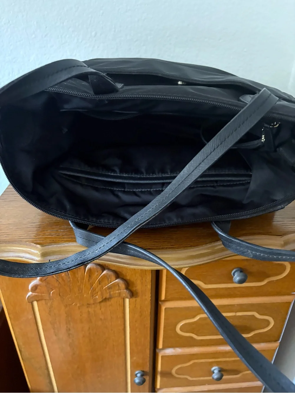 MICHAEL KORS BLACK ZIP UP HANDBAG